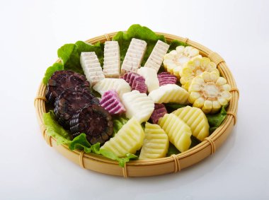 Taze güveç malzemeleri, karışık tahıl tabağı.