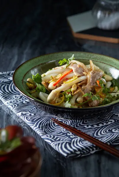 Çin yemeği, soğuk fasulye filizi ve sığır eti.