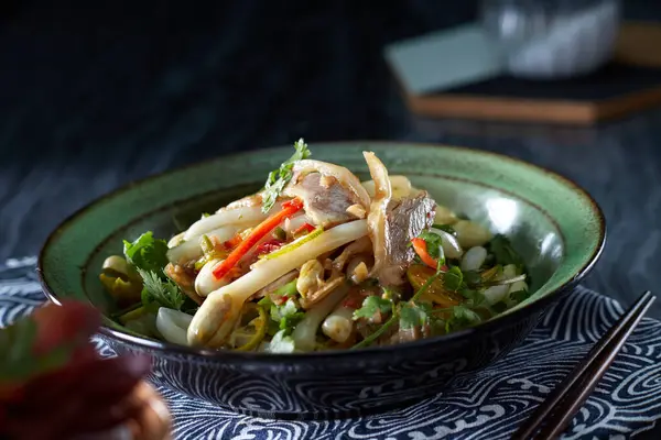 Çin yemeği, soğuk fasulye filizi ve sığır eti.