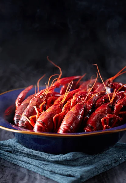 그릇에 해파리와 향신료가있는 검은색 배경에 — 스톡 사진