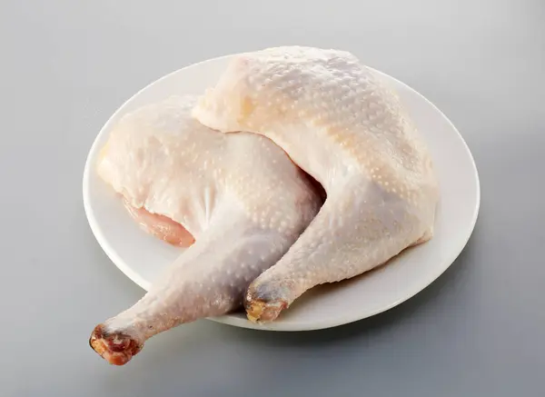 白盘上生鲜的全鸡 — 图库照片