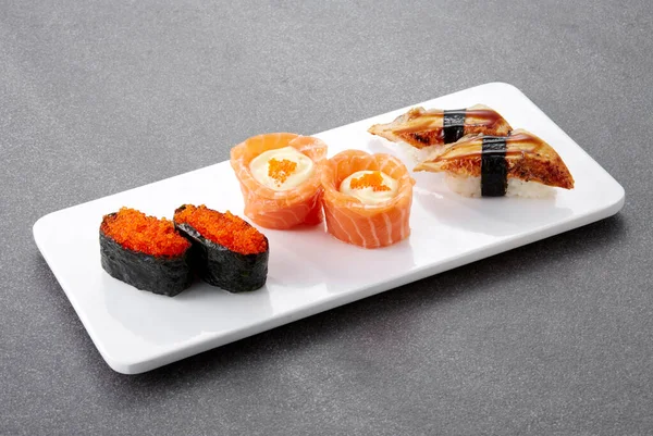 日本菜 寿司在盘子里 — 图库照片