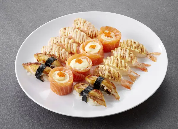 日本菜 寿司放在盘子里 — 图库照片