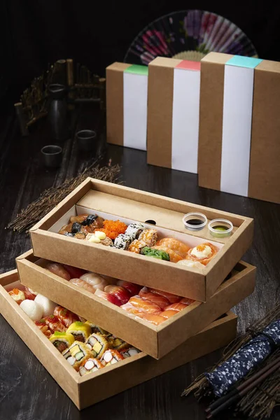 日本菜 寿司放在装有外卖食品的盒子上 — 图库照片