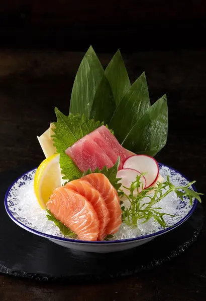 日本菜 饭桌上的海鲜生鱼片 — 图库照片