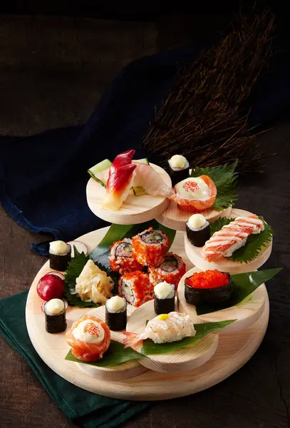 寿司卷 配上鲑鱼 鱼子酱和芥末 木制背景 — 图库照片