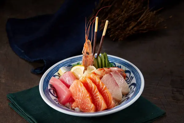 日本の食べ物 お箸付きの木のテーブルに寿司刺身 — ストック写真