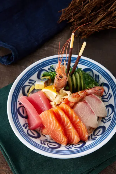 日本の食べ物 木のテーブルにサーモンシミ — ストック写真