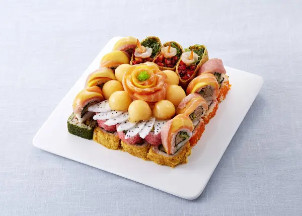 在白色背景上的美味寿司卷 — 图库照片