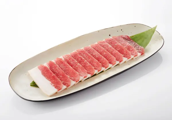 Beyaz Tabakta Çiğ Biftek Japon Yemeği — Stok fotoğraf
