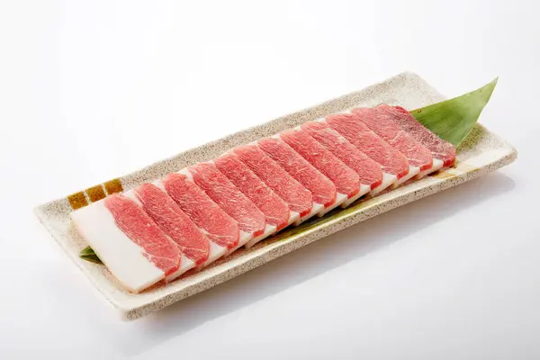 Beyaz Tabakta Çiğ Biftek Japon Yemeği — Stok fotoğraf