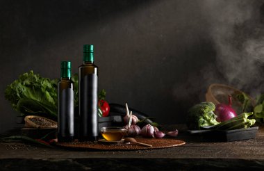 Köpüklü bir mutfağın arka planında pişirme yağının yakın plan görüntüsü.