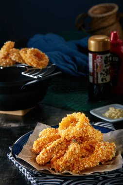 Lezzetli kızarmış yemek, kızarmış kalamar halkaları..