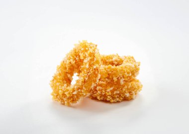 Lezzetli kızarmış yemek, beyaz arka planda kızarmış kalamar halkaları.