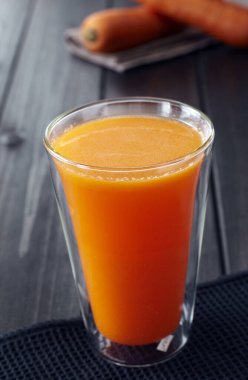 Tahta masada taze meyve suyu.