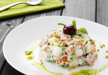 Sebzeli salata ve tabakta yeşillik