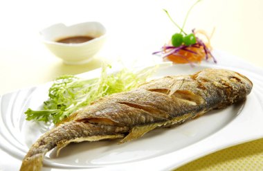 Geleneksel Çin mutfağı, tavada kızartılmış büyük sarı timsah.