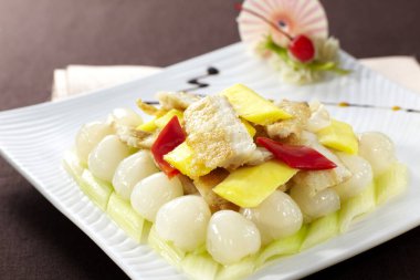 Geleneksel Çin mutfağı, kızarmış balık ve liçi etli tofu.