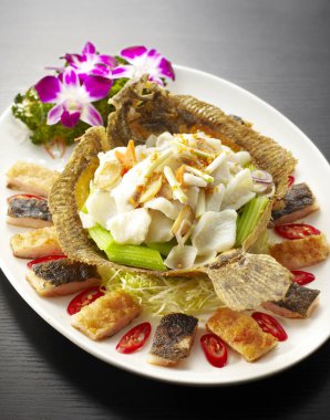 Kızarmış Balık beyaz tabakta sebze ile