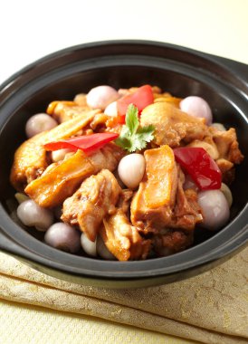 Geleneksel Çin mutfağı, pişirilmiş tavuk ve kilden yapılmış soğan.