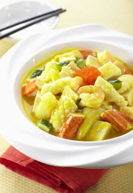 Geleneksel Çin mutfağı, altın çorbası deniz mahsulü sıcak tencere.