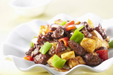 Ekşi krema ve sebzeli Çin yemeği.