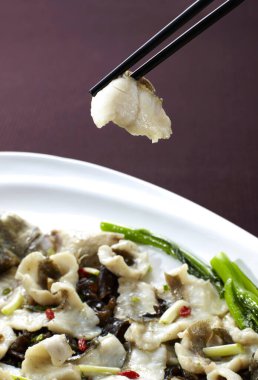 Geleneksel Çin mutfağı, buğulanmış balık. Yakın plan.