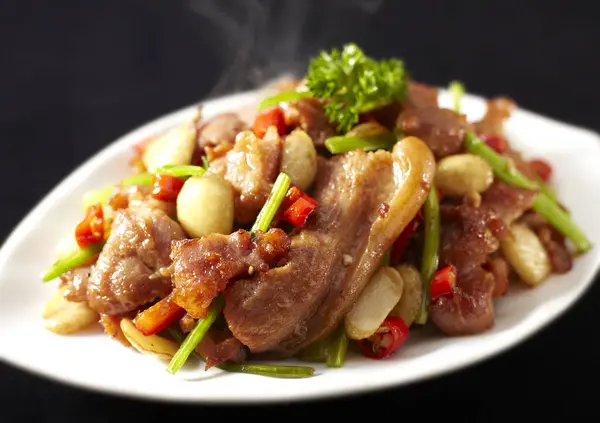 伝統的な中華料理 揚げた皮肉ビーフ — ストック写真