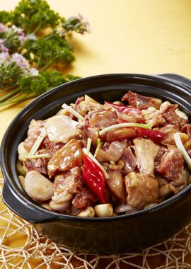 Geleneksel Çin mutfağı, soslu tavuk tenceresi.