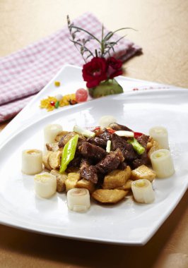 Geleneksel Çin mutfağı, kızartılmış biftek ve mantar.