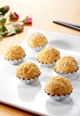 Çin tatlısı, kızarmış taro köftesi.