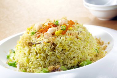 Geleneksel Çin mutfağı, karides ve balık yumurtası ile kızarmış pirinç.