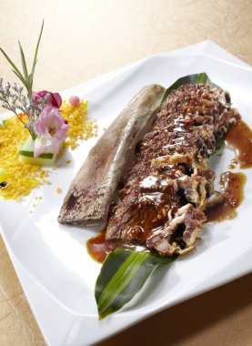 Geleneksel Çin mutfağı, soslu kızarmış biftek.