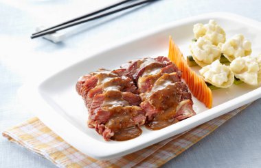 Lezzetli yemek, soslu biftek.