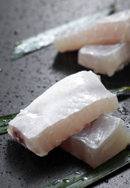 Taze malzemeler, çiğ balık göbeği. Kapat.