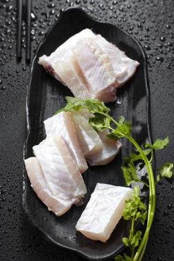 Taze malzemeler, çiğ balık göbeği. Kapat.