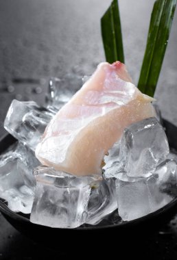 Taze malzemeler, çiğ balık göbeği. Kapat.