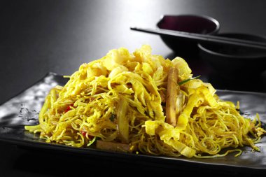 Lezzetli yemek, körili kızarmış şehriye.