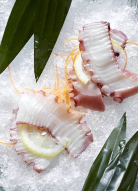 Taze malzemeler, ahtapot sashimi. Kapat.