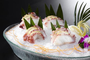 Taze malzemeler, ahtapot sashimi. Kapat.