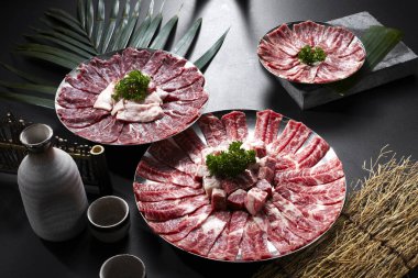 Lezzetli, taze, siyah tabakta etli tartar, yakın çekim.