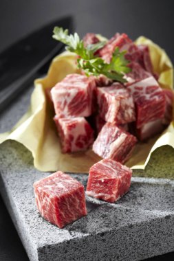 Taze malzemeler, kar taneli biftek küpleri.