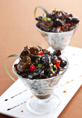 Geleneksel Çin mutfağı, soğuk siyah mantar.