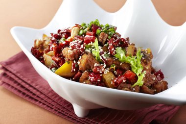 Geleneksel Çin mutfağı, baharatlı tavuk.