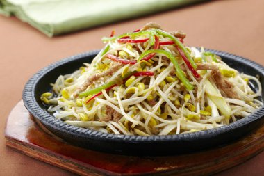 Geleneksel Çin mutfağı, cızırdayan fasulye filizi ve doğranmış domuz eti.