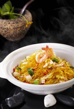Geleneksel Çin mutfağı, karides ve vermicelli güveç.