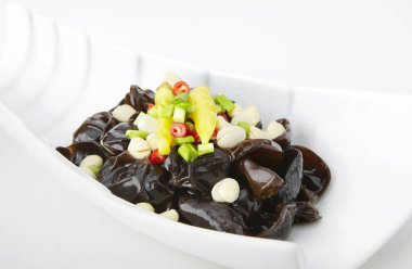 Geleneksel Çin mutfağı, soğuk kara bulut mantarı.