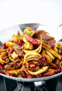 Geleneksel Çin mutfağı, kuru tencerede baharatlı kalamar dokunaçları.