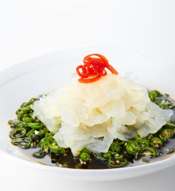 Geleneksel Çin mutfağı, yeşil biber soslu soğuk denizanası.