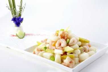 Geleneksel Çin mutfağı, karidesli kızarmış nilüfer kökü festivali.